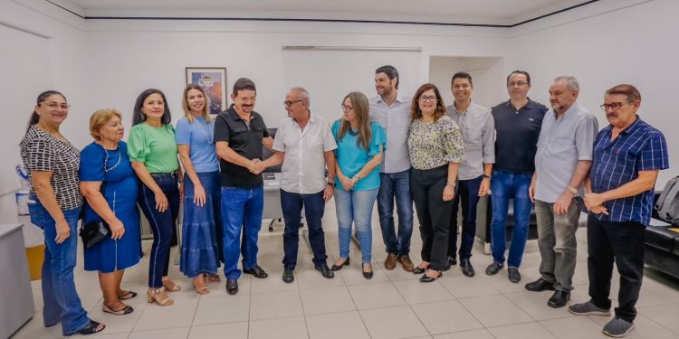 Cícero anuncia aumento de 15% para professores e salário será o maior do Norte-Nordeste