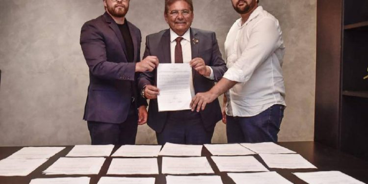 Adriano registra chapa para disputar reeleição à presidência da Assembleia