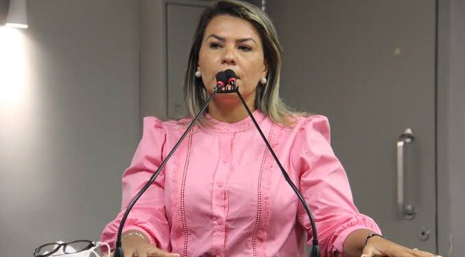 Deputada Dra. Jane apresenta PL que destina celulares apreendidos em presídios para alunos de baixa renda