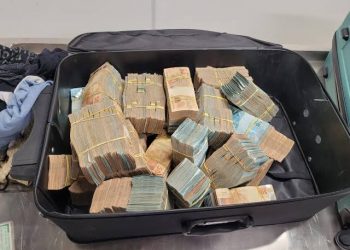 Mala apreendida no aeroporto de Bayeux com quase R$2 milhões seria destinada a importante político paraibano