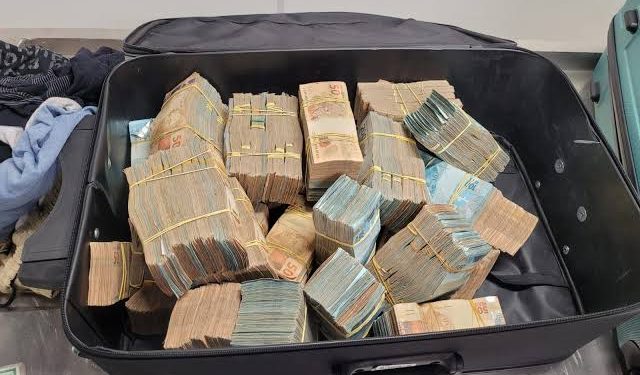 Mala apreendida no aeroporto de Bayeux com quase R$2 milhões seria destinada a importante político paraibano