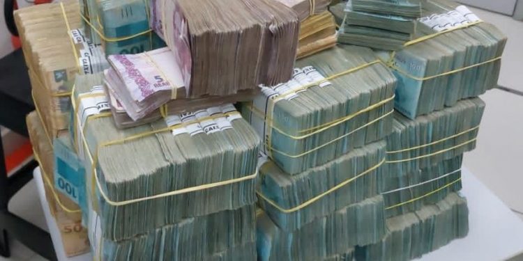 Dono de malas apreendidas com quase R$2 milhões é sócio de empreiteira em Brasília