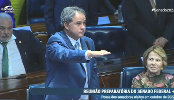 Efraim é empossado no Senado; veja vídeo