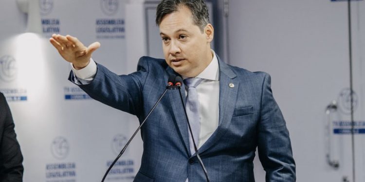 Regimento interno da ALPB impede que Júnior Araújo assuma liderança do governo