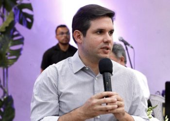 Bastidores: Hugo Motta “pega ar” com aliado em Brasília