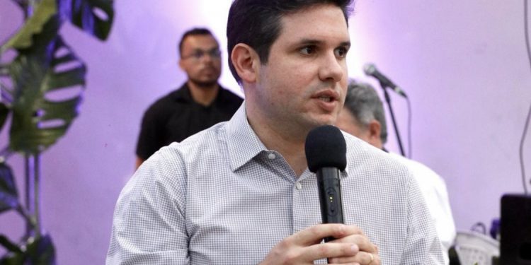 Bastidores: Hugo Motta “pega ar” com aliado em Brasília