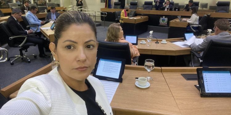 Danielle do Vale revela ter sido ameaçada de morte dentro do seu gabinete na ALPB
