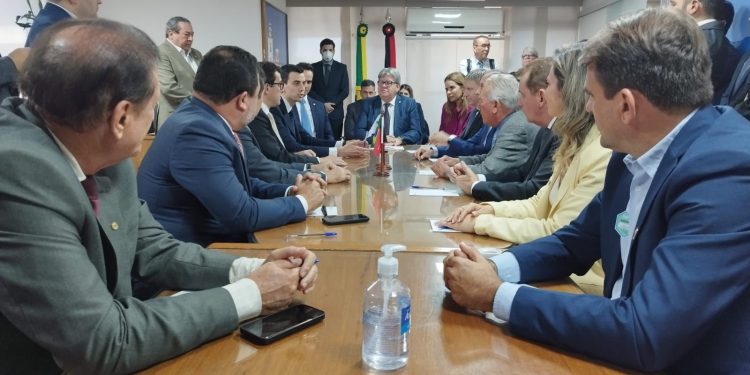 João Azevêdo articula primeiro voo para Cajazeiras e novos voos com destinos diretos para Campina Grande