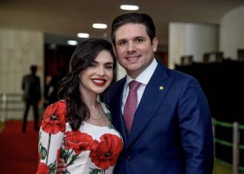 Mesmo anunciando postura independente, Hugo Motta mantém esposa em cargo no governo Lula