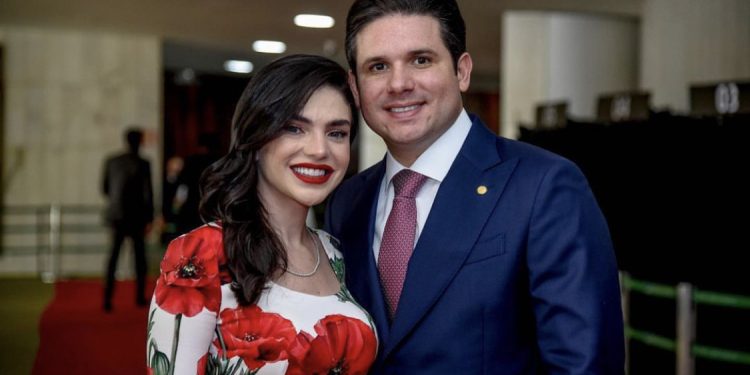 Mesmo anunciando postura independente, Hugo Motta mantém esposa em cargo no governo Lula