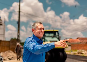 Emerson Panta visita obras da Avenida Conde, que já está sendo asfaltada