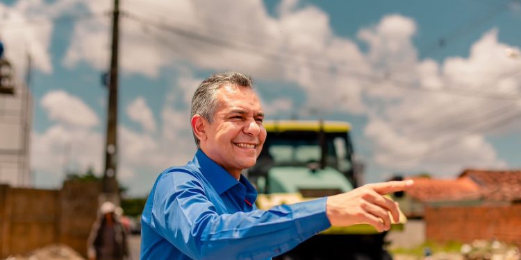 Emerson Panta visita obras da Avenida Conde, que já está sendo asfaltada