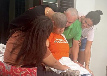 Emerson Panta raspa a cabeça em gesto de solidariedade à deputada Dra. Jane