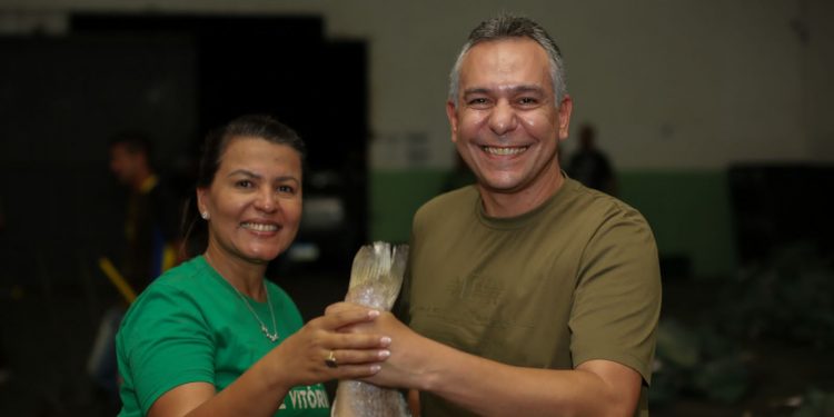 Semana Santa: Dra. Jane participa da entrega de 20 toneladas de peixes e coco para famílias em Santa Rita