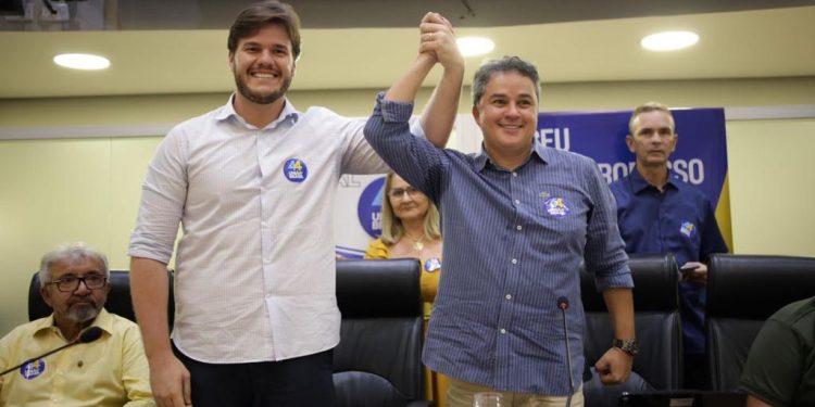 Efraim assina ficha de filiação de Bruno e anuncia chegada de cinco prefeitos ao UB