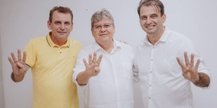 Prefeito de São José de Piranhas deixa Podemos e confirma filiação ao PSB