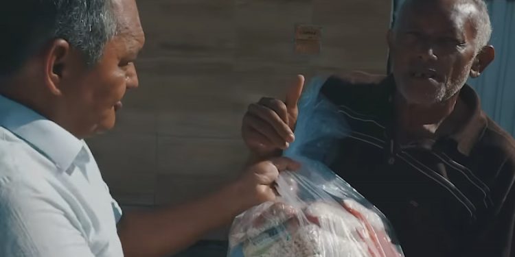 Semana Santa: Zé Baixinho entrega cestas básicas a famílias carentes em Bayeux