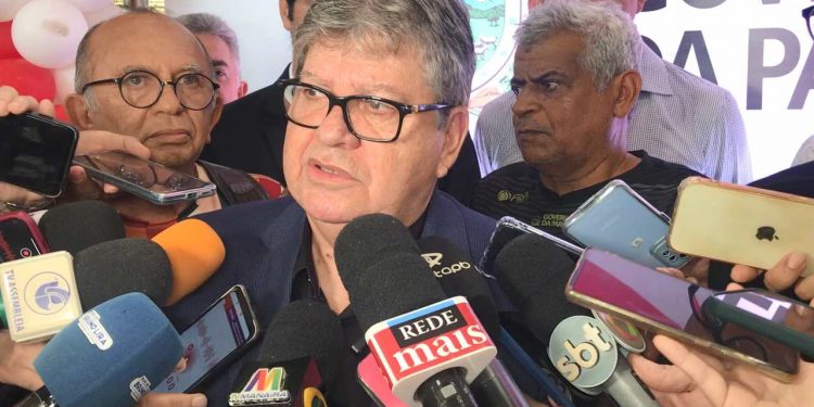 João Azevedo não descarta aliança com Romero: “Ninguém fecha a porta para nada”