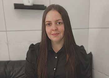 Ex-candidata a deputada em SR tenta batizar criança sem o consentimento da mãe e causa confusão em igreja