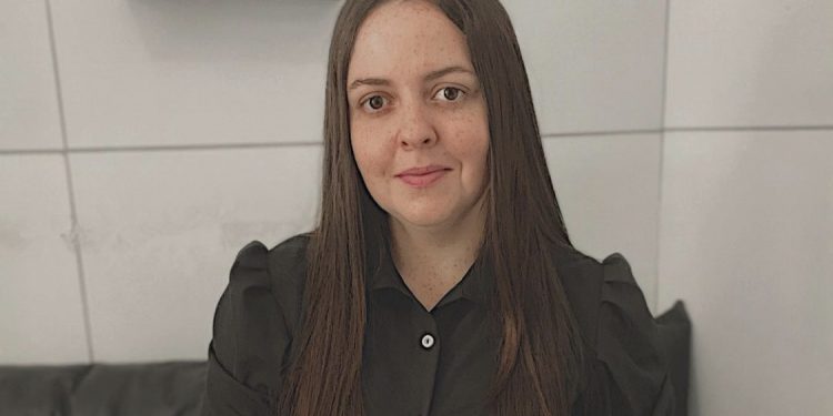 Ex-candidata a deputada em SR tenta batizar criança sem o consentimento da mãe e causa confusão em igreja