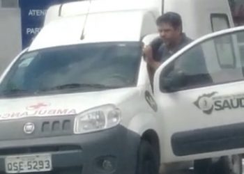 Ambulância da prefeitura de Bayeux precisa ser empurrada por falta de gasolina