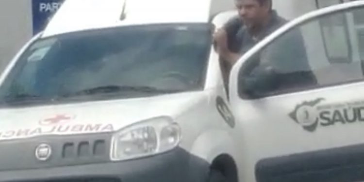 Ambulância da prefeitura de Bayeux precisa ser empurrada por falta de gasolina