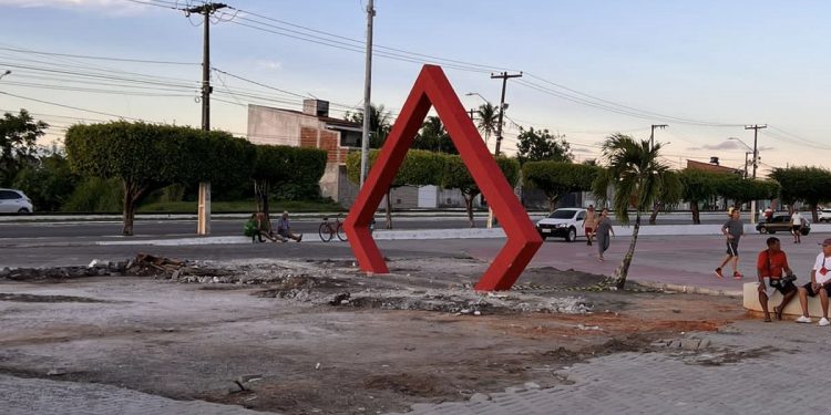 Avaria no arco da Praça do Povo foi provocada por vandalismo, explica prefeitura de Santa Rita