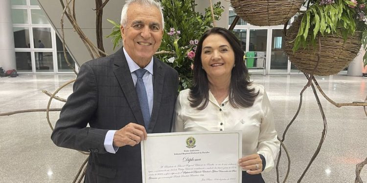 Rompido com João Azevêdo, Buba Germano participa de solenidade do Governo