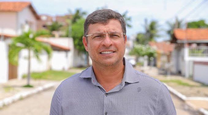 Habilidoso nos bastidores, Vitor Hugo consegue atrair oito partidos de esquerda e direita