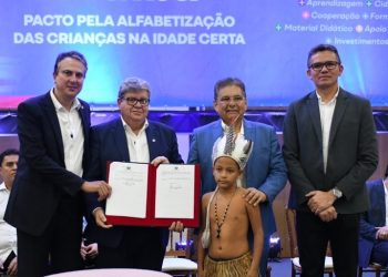 Ao lado do ministro da Educação, João lança programa de alfabetização na idade certa