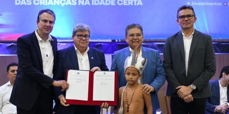 Ao lado do ministro da Educação, João lança programa de alfabetização na idade certa