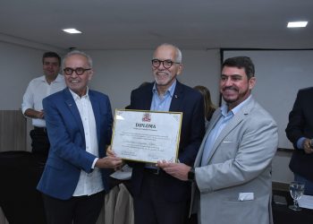 Dinho concede título de cidadão pessoense ao presidente da FNP, Edvaldo Nogueira