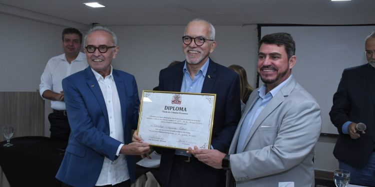 Dinho concede título de cidadão pessoense ao presidente da FNP, Edvaldo Nogueira