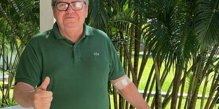João Azevêdo recebe alta hospitalar após realizar angioplastia