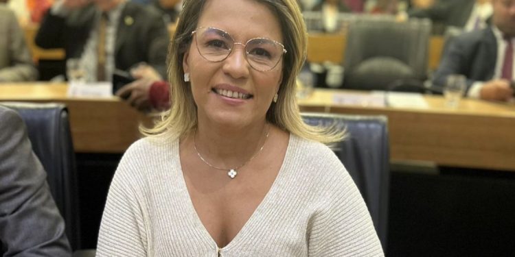 Dra. Jane quer que empresas de energia elétrica e água adequem seus atendimentos aos deficientes visuais