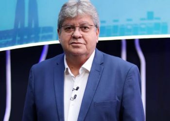 João Azevêdo é submetido a uma angioplastia e médicos implantam stent
