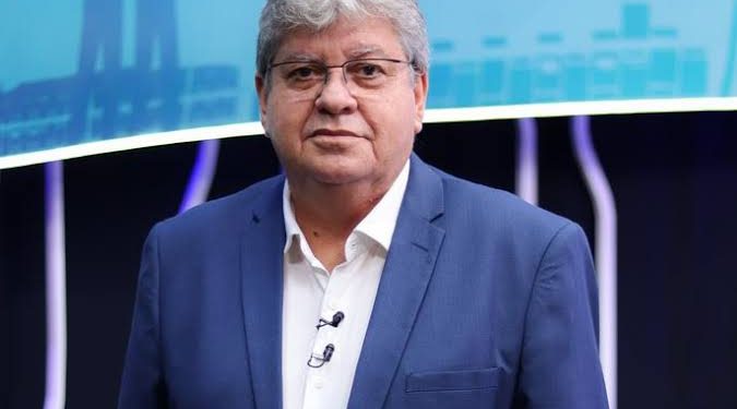 João Azevêdo é submetido a uma angioplastia e médicos implantam stent
