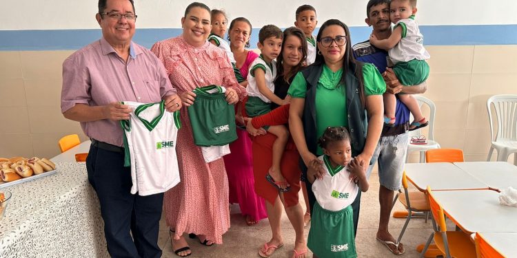 Após mais de 20 anos, prefeitura de Bayeux volta a entregar fardamento escolar