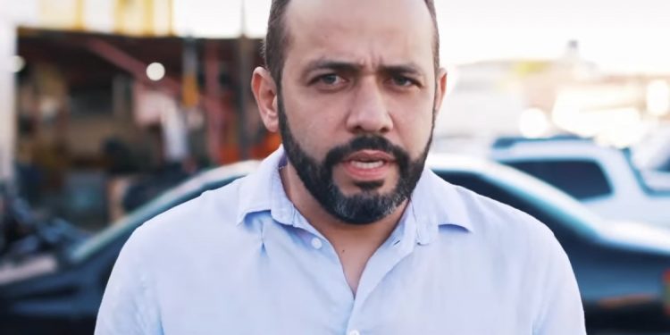 Tido como “amarrado” nos bastidores, empresário de Bayeux é ironizado por Domiciano Cabral