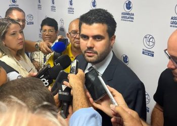 Wilson Filho retoma mandato na ALPB após realizar cirurgia no fêmur