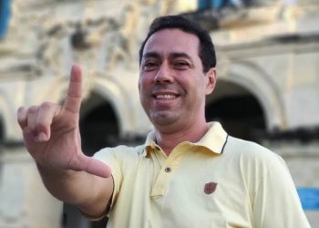 Prefeito de Lucena exonera comissionados e reduz seu salário e o de secretários