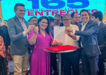 Ao lado de Felipe Leitão, prefeita de Bayeux recebe do governador as chaves de mais um ônibus escolar