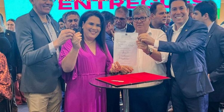 Ao lado de Felipe Leitão, prefeita de Bayeux recebe do governador as chaves de mais um ônibus escolar