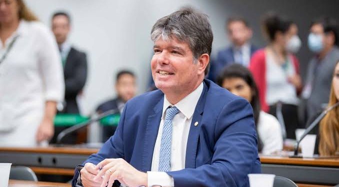 Ruy Carneiro bate o martelo e anuncia permanência no Podemos