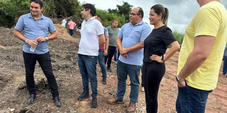Danielle do Vale visita obras da estrada de Praia de Campina ao lado do deputado Murilo e lideranças de Rio Tinto