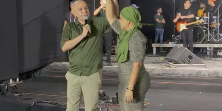 Emerson e Jane Panta são ovacionados por multidão durante São João de Santa Rita