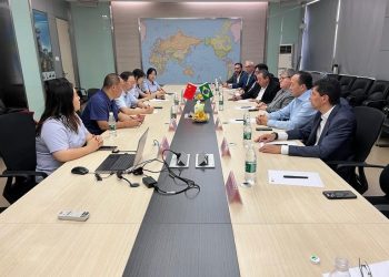 João Azevêdo discute utilização de equipamentos agrícolas da China