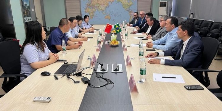 João Azevêdo discute utilização de equipamentos agrícolas da China