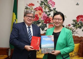 João Azevêdo desmente fake news e esclarece parada em Portugal, após agenda na China