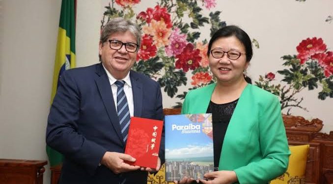 João Azevêdo desmente fake news e esclarece parada em Portugal, após agenda na China